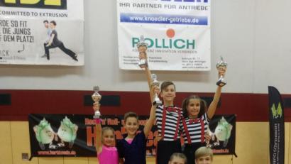 Bild: exb
Die Chili Rockers auf dem Treppchen. Theresa Honig und Maxim Taach (hinten rechts) und Malena Beck und Timo Stubenvoll (hinten links) waren erfolgreich in der Schülerklasse. Laura und Manuel Lösche (vorne) siegten bei den Junioren.