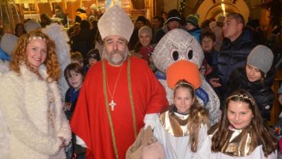 Bild: Kunz
Am Donnerstag überraschten Nikolaus, Chriskind, Engel und Paula Print die Kinder auf dem Christkindlmarkt.