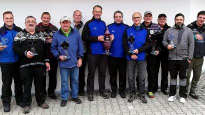 Bild: R. Kreuzer
Die Mannschaftsführer der Teams holen sich ihre Gewinne ab mit Schiri Ingo Hannes (links) sowie Wettbewerbsleiter Klaus Horn (rechts).