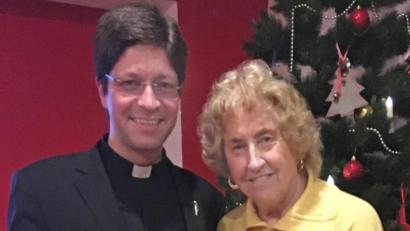 Bild: nm
Die Kinder liegen Elfriede Stich am Herzen. Die Arbeiterwohlfahrt spendet 300 Euro. Pfarrer Georg Gierl leitet das Geld an die Aktion "Ein Lächeln zu Weihnachten" weiter.