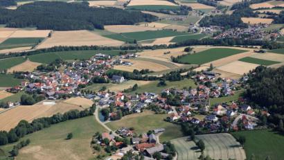 Bild: akp
Eine Luftbild-Ansicht auf den Hauptort der Gemeinde Gleiritsch. Für die kommenden zwölf Monate haben die örtlichen Vereine einen Veranstaltungskalender mit zahlreichen Terminen aufgestellt.