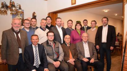 Bild: bnr
Der CSU-Ortsverband Nabburg hat seine Kandidaten für den Stadtrat nominiert. 17 Männer und drei Frauen bewerben sich um einen Sitz im Rathaus. Mit dieser Mannschaft bestreitet Bürgermeisterkandidat Frank Zeitler (rechts) den Wahlkampf.