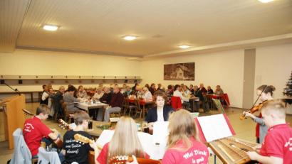 Bild: JOCHEN NEUMANN 
ERBENDORF
In der Sportklause Helgert beging der VdK-Ortsverband seine Weihnachtsfeier. Der Zitherclub (vorne) umrahmte den Nachmittag musikalisch.
