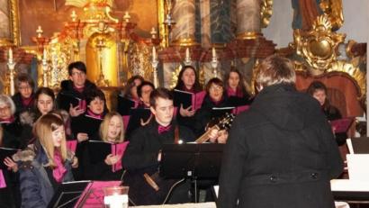 Bild: weu
Der Chor „Ganz und Gar“ unter der Leitung von Anita Forster bescherte den Musikfreunden ein Konzert mit adventlichen Weisen.