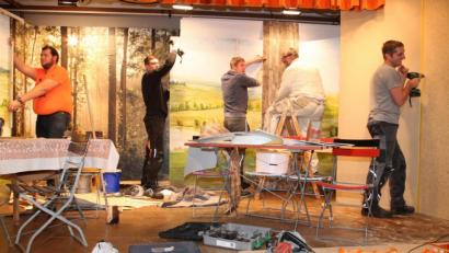 Bild: pi
Dominik Meyer, Johannes Wittmann, Dominik Schmid, Johannes Puff und Felix Woppmann (von links) sind eifrig am Werkeln für das Bühnenbild.