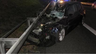 Bild: Feuerwehr Schirmitz
Der VW Golf bleibt völlig demoliert an der Leitplanke liegen.