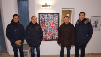 Bild: nib
v.li. Organisator Dominik Schleicher, Künstler Gerd Seidel, Vorstand Kapellenverein Knölling Konrad Gürtler Pfarrer Michael Hoch mit einem der ausgestellten Werke