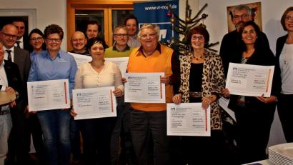 Bild: R. Kreuzer
Die Vereinsvertreter nehmen insgesamt 5000 Euro entgegen.