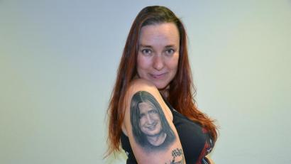 Bild: roa
Tina Fiedler hat sich das Gesicht ihres verstorbenen Mannes auf den Oberarm tätowieren lassen. Der todkranke Mike Fiedler hatte gegen den ihn behandelnden Arzt geklagt. Nach seinem Tod und nach Klärung der Rechtsnachfolge wird am Mittwoch, 11. Dezember, erneut vor dem Landgericht Amberg verhandelt.