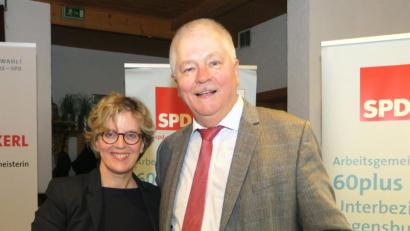 Bild: Hirsch
AG-Bezirksvorsitzender Reinhold Strobl (rechts) bedankte sich bei der SPD-Landesvorsitzenden Natascha Kohnen (links) mit einem Geschenk.