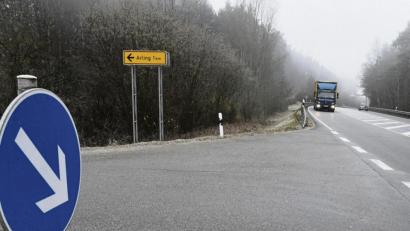 Bild: Petra Hartl
Um diese Stelle geht es: An der Abzweigung von der B 85 bei Pittersberg nach Arling wird nach Ansicht der Ebermannsdorfer Bürgermeister zu schnell gefahren, seit es hier keine Geschwindigkeitsbegrenzung mehr gibt.