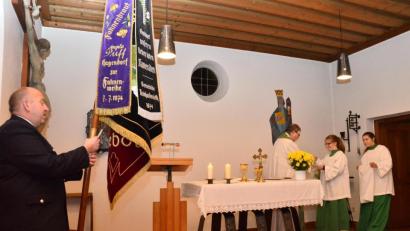 Bild: fjo
Ein Mosaikbild über Stadtpfarrer Hans Ring (Dritter von rechts) weist in der Ortskapelle von Hagendorf auf das Patrozinium der heiligen Barbara hin.