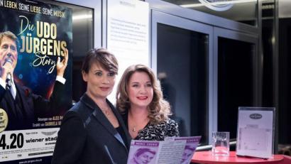 Bild: Michaela Krauss-Boneau
Udo-Jürgens-Tochter Jenny-Jürgens (links) und die Schauspielerin Gabriela Benesch, die den Erinnerungsabend moderiert, freuten sich über die gelungene Premiere der „Udo Jürgens Story“.