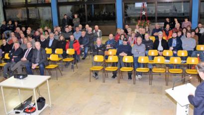 Bild: fz
Knapp 80 Bürgerinnen und Bürger in der Bürgerversammlung. Bürgermeister Karlheinz Budnik informiert 90 Minuten lang.