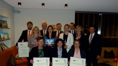 Bild: Katja Deinzer
Bei der Mitarbeiterehrung (sitzend, von links): Marianne Kölbel, Heide Alex, Helga Häusler; 
dahinter (von links): Armin Lindner, Simone Schön, Martin Sachsenhauser, Katja Deinzer, Bernhard Reif, Lisa Seibold, Robert Luber, Heidi Hiltel und Erich Übler.