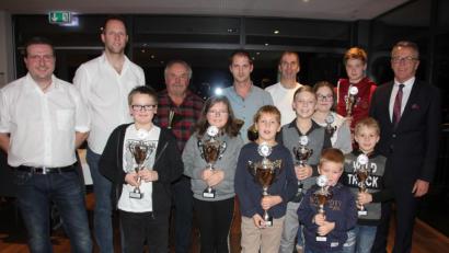 Bild: kro
Die Besten der Clubmeisterschaft 2019 des MSC Tirschenreuth mit MSC-Vorsitzenden Thorsten Oszlonyai und Jugendleiter Gerald Banczyk (von links) sowie Bürgermeister Franz Stahl (rechts).