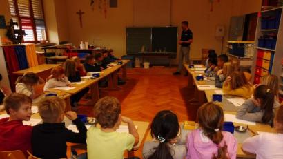 Bild: Christina Trenner/exb
Zur Brandschutzerziehung der dritten Klassen war Feuerwehrkommandant Tobias Tippmann an die Grundschule gekommen.