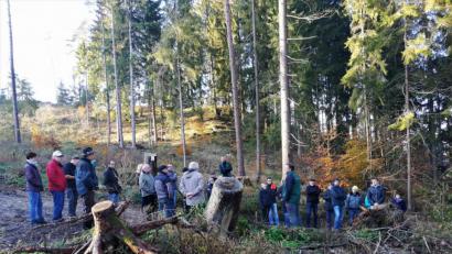 Bild: ibj
Mit Interesse verfolgten die Teilnehmer die Ausführungen der Wald- und Holzexperten.