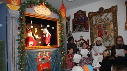 Archivbild: frd
Mit Aufführungen des Figurentheaters bereichert der Festspielverein das Programm beim 41. Oberviechtacher Christkindlmarkt.