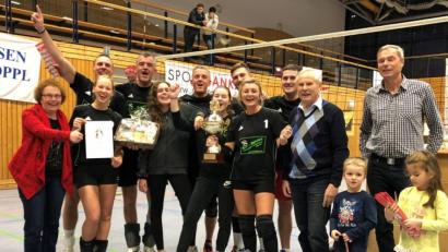 Bild: gsp
Pokal für die Sieger: Die Syllys Superstars sicherten sich bei der Stadtmeisterschaft der Hobby-Volleyballer den Titel. Es gratulieren Bürgermeisterin Brigitte Netta (links), Norbert Fischer (Zweiter von rechts) vom Stadtverband für Sport, und Thomas Groha (rechts), der Vorsitzende des VC Amberg, der das Turnier ausrichtete.