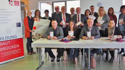 Bild: Bühner
Organisatoren, Beteiligte und Ehrengäste bei der Projektvorstellung "Frauen können mehr". Projektleiterin Barbara Nickl (sitzend, Zweite von links) erläutert die Details.