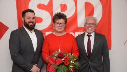 Bild: fz
Alfred Wulfänger (rechts) und Sebastian Dippold (links) gratulieren der Bürgermeisterkandidatin Birgit Krug.