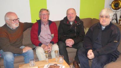 Bild: rn
Rege Gespräche führt Jubilar Albert Furtner (Zweiter von links) mit Pfarrer Thomas Jeschner, Bürgermeister Peter Lehr und Karlheinz Keck, den Vorsitzenden des Heimatvereins.