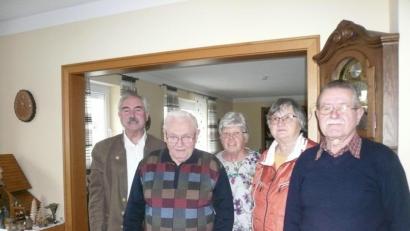 Bild: bey
Alfred Grünbauer (zweiter von links) freut sich mit Frau Renate über die Glückwünsche von Bürgermeister Karl-Heinz Preißer (links) und OWV-Vorsitzenden Wolfgang Eimer (rechts).
