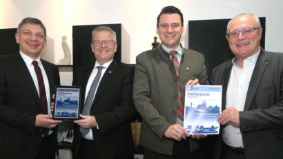 Bild: Hirsch
Die IHK-Vertreter Hubert Döpfer (rechts) und Manuel Lischka (links) überreichten Landrat Thomas Ebeling (Zweiter von rechts) und Oberbürgermeister Andreas Feller (Zweiter von links) die Broschüre mit "Impulsen für die Wirtschaftspolitik im Landkreis Schwandorf".