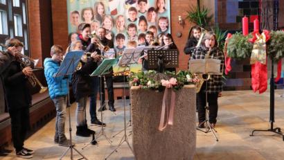 Bild: myd
Die erste Kerze am Adventskranz brennt. Für stimmungsvolle Musik zum Familiengottesdienst sorgt die Bläsergruppe um Benno Englhart.