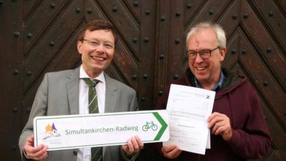 Bild: exb/Susanne Götte
Der Weidener Dekan Wenrich Slenczka (links) und der Vorsitzende des Fördervereins Simultankirchen in der Oberpfalz Hans-Peter Pauckstadt-Künkler (rechts) freuen sich über den positiven Förderbescheid aus dem Amt für Ernährung, Landwirtschaft und Forsten in Neumarkt.