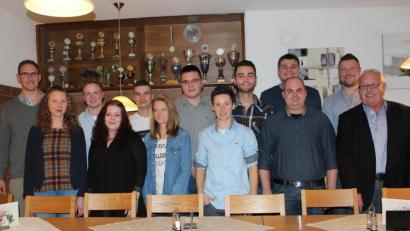 Bild: cs
Die Gründungsmitglieder mit Vorsitzendem Johannes Deinzer (zweite Reihe, links), seiner Stellvertreterin Sandra Hörl (erste Reihe, zweite von links) und stellvertretendem CUU-Vorsitzenden Johann Kaiser (rechts).