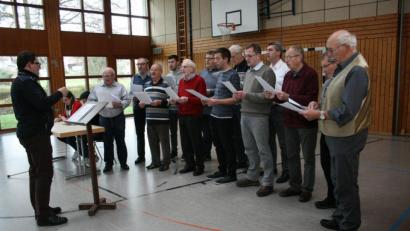 Bild: roh
Der Gesang- und Orchesterverein bereicherte die Adventsfeier des Roten Kreuzes in der Steinwaldhalle.
