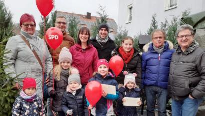 Bild: exb/Sabine Eichermüller
Die Stadtratskandiaten der Pressather SPD und Bürgermeister Werner Walberer gratulieren den Kindern, deren Luftballon am weitesten flog.