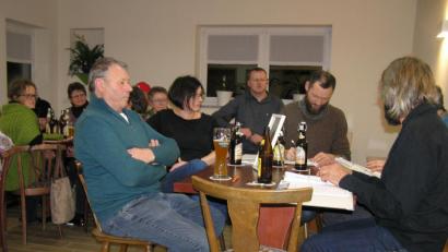 Bild: öt
Zahlreiche Mitglieder der Ortsgemeinschaft Wernersreuth fanden sich im Gemeinschaftshaus ein und lauschten den Berichten der Vorstandschaft (am Tisch rechts).