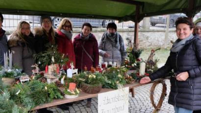 Bild: le
Die Mitglieder des Evangelischen Frauenbundes haben jede Menge Dekoration für den Advent gefertigt. Verkauft werden die Waren traditionell am ersten Adventssonntag. D