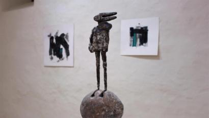 Bild: Dagmar Williamson
Mehrere Elemente bilden eine Einheit - die neue Skulpturenreihe von Uber und Diem stellt das Bizzare, aber auch Humorvolle im Leben dar.