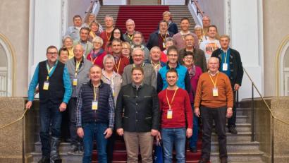 Bild: exb
Im Maximilianeum stellten sich die Teilnehmer der Informationsfahrt zum Erinnerungsfoto. Ganz vorne im Bild (von links) Schützenmeister Wolfgang Friedl, Zweiter Bürgermeister Stefan Grillmeier und Organisator Karl Krasser.