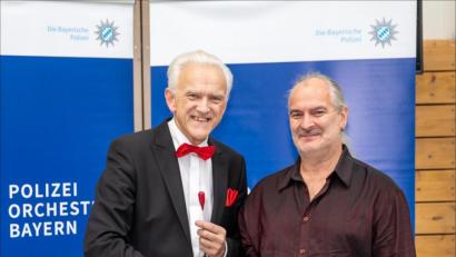 Bild: exb/Epp
Der Dirigent des Polizeiorchesters Bayern, Professor Johann Mösenbichler (links), und Gerhard Böller von der Blasmusik freuen sich auf den Gastauftritt des Polizeiorchesters in Gebenbach.