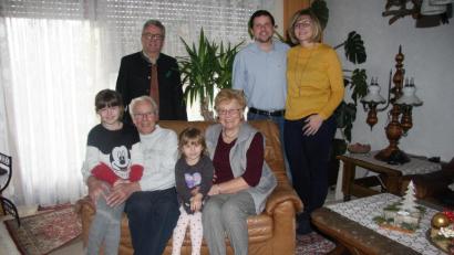 Bild: wro
Wilhelm Sturm freute sich über die Glückwünsche zu seinem 80. Geburtstag. Im Bild (hinten von links) Bürgermeister Toni Dutz, Oliver und Kathrin Sturm, (vorne von links) Enkelin Sophie, Wilhelm Sturm, Enkelin Franziska und Renate Sturm.