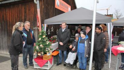Bild: frd
Sonja Schlagenhaufer-Götz (links) stellte die Spendenaktion „Nottersdorfer Baum“ vor. Als Ehrengäste waren auch Bürgermeister Martin Prey (Dritter von links) und Kaplan William Akkala (rechts) gekommen.