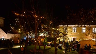 Bild: bey
Das Ambiente der "Vulkanweihnacht" ist beeindruckend. Wer zu den Verkaufsständen will, muss am vergangenen Wochenende aber Eintritt bezahlen.