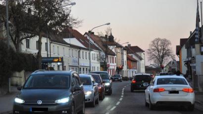 Bild: gsp
Die Ortsdurchfahrt im Kümmersbrucker Ortsteil Haselmühl. Die SPD macht sie wieder zum Thema: Jetzt soll der Freistaat das Millionen-Projekt bauen.