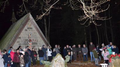 Bild: gi
Adventslieder und besinnliche Weisen sorgen beim ersten Adventsfenster für heimelige Stimmung bei der Kapelle am Roten Kreuz. Dazu lud die Feuerwehr und die Dorfgemeinschaft Etzgersrieth ein.
