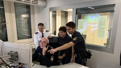 Bild: Tobias Kederer
Inspektionsleiter Thomas Lachner (links), Hauptkommissar Reinhold Koch (sitzend) und Kommissar Willibald Geuppert (rechts) erklären der Landtagsabgeordneten Anna Toman die Arbeitsabläufe der Ordnungshüter.