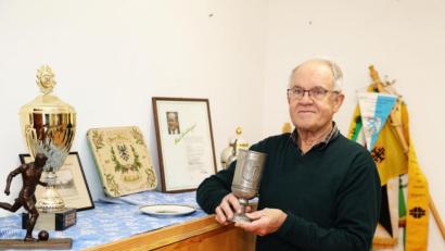 Bild: JOCHEN NEUMANN 
ERBENDORF
Museumsleiter Manfred Klöble vor einigen interessanten Exponaten der neuen Sonderausstellung "Tradition und Vielfalt - Unserere Vereine", die ab morgen im Heimat- und Bergbaumuseum zu sehen ist.