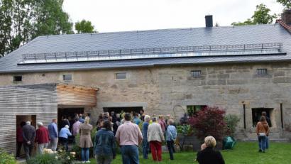 Archivbild: mde
Die Anbauten in Holzbauweise an die Gemäuer der beiden Scheunen werden besonders vom Blick aus dem Garten auf das Anwesen deutlich.