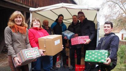 Die Vertreter der Pfarreiengemeinschaft übergaben insgesamt 293 kleine und große Pakete an Hans Karl für die Notleidenden auf dem Balkan. Pünktlich zu Weihnachten werden die Päckchen in Bosnien für große Freude sorgen.