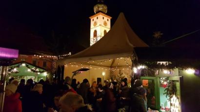 Bild: Stadtmarketing Tirschenreuth/exb
Am Dienstag starten die „Betthupferlgeschichten beim Christbaum“. Am oberen Marktplatz ist auch wieder eine kleine Budenstadt aufgebaut. Im vergangenen Jahr (Bild) fand die Veranstaltung großen Zuspruch.