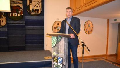 Bild: gi
Bürgermeister Hermann Ach schilderte die Situation des Marktes Moosbach, informierte über Zukunftsprojekte und stellte sich den Fragen der Bürger.